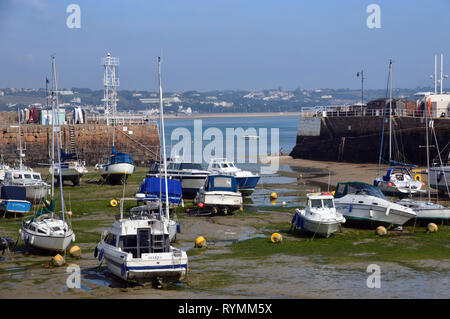 Boote in St Aubin's Hafen bei Ebbe auf der Insel Jersey, Channel Isles, UK. Stockfoto