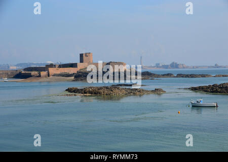 St. Aubin Fort mit St. Helier auf der anderen Seite der St. Aubin's Bay auf der Insel Jersey, Channel Isles, UK. Stockfoto