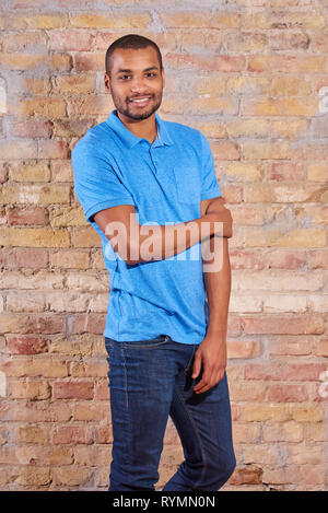 Portrait Of Happy gutaussehenden jungen Mann im blauen T-Shirt. Stockfoto