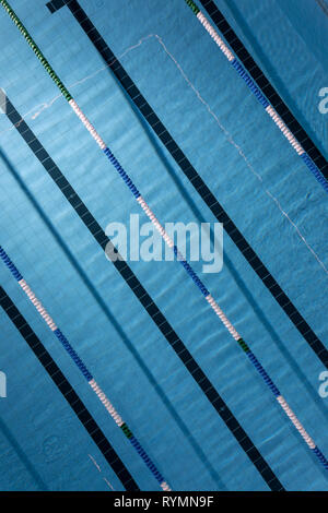 Wasser Wellen auf blau gefliesten olympisches Schwimmbad Hintergrund. Ansicht von oben Stockfoto