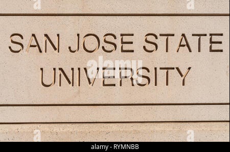 SAN JOSE, CA/USA - 21. OKTOBER 2018: Eingang Schriftzug auf dem Campus der San Jose State University. Stockfoto