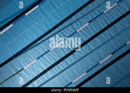 Wasser Wellen auf blau gefliesten olympisches Schwimmbad Hintergrund. Ansicht von oben Stockfoto