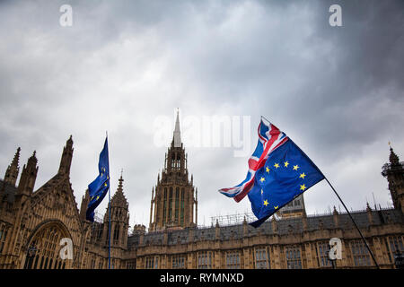 Die europäische Union und den britischen Union Jack Flagge fliegen zusammen. Stockfoto