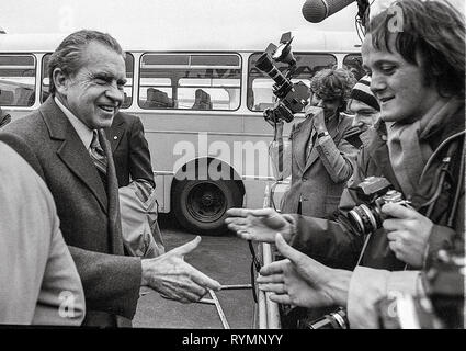 Us-Präsident Richard Nixon treffen Mitglieder der Presse am Londoner Flughafen Heathrow in den frühen siebziger Jahren anreisen. Stockfoto