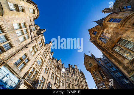 Weitwinkelaufnahme der historischen Gebäude auf Cockburn Street in der New Town von Edinburgh, Schottland, Großbritannien Stockfoto