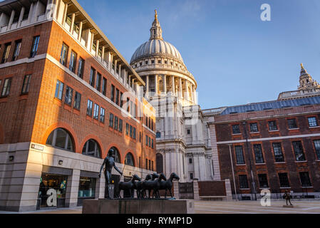 Paternoster Square mit Schäferhund und Schafe Skulptur von Elisabeth Frink und St Pul's Cathedral, City of London, England, Großbritannien Stockfoto