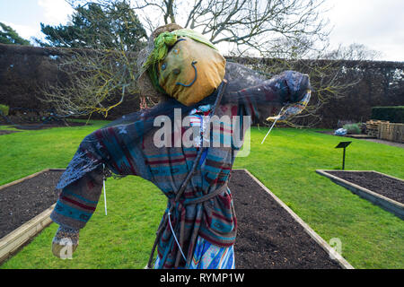 Vogelscheuche im Royal Botanic Garden Edinburgh, Schottland, Großbritannien Stockfoto