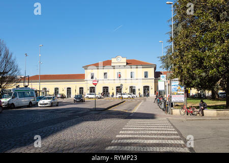 PAVIA, Italien - 22. FEBRUAR 2019: Menschen auf Platz Piazzale della Stazione in der Nähe von Pavia Bahnhof (Stazione di Pavia). Die Station wurde in 1 geöffnet Stockfoto