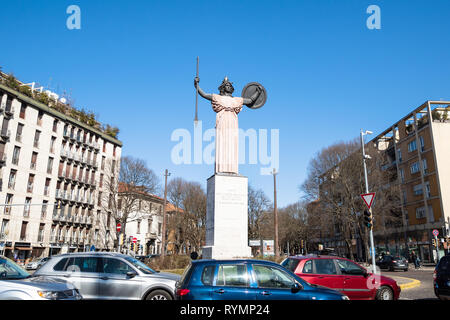 PAVIA, Italien - 22. FEBRUAR 2019: Auto Verkehr um Statue der Minerva (Statua della Minerva) in Pavia Stadt am Morgen. Minerva von Pavia wurde abgeschlossen Stockfoto