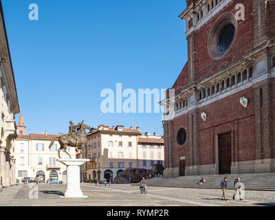 PAVIA, Italien - 22. FEBRUAR 2019: die Menschen in der Nähe von Monument Regisole und die Kathedrale an der Piazza del Duomo entfernt. Pavia ist die Stadt in der Lombardei, die Stadt war der Ca Stockfoto