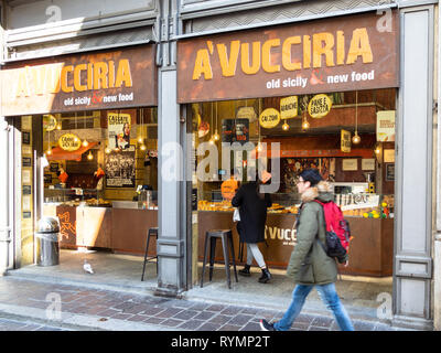 PAVIA, Italien - 22. FEBRUAR 2019: die Menschen in der Nähe von Street Restaurant mit sizilianischen Spezialitäten eine "Vucciria auf die Straße Corso Cavour, Camillo Benso in Pavi Stockfoto