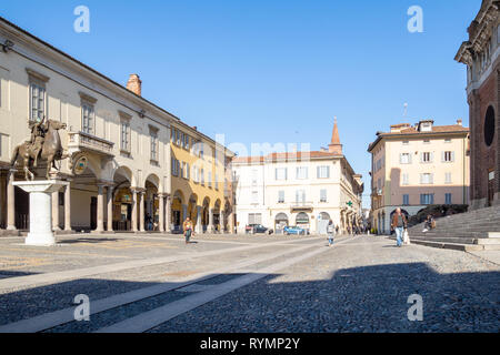 PAVIA, Italien - 22. FEBRUAR 2019: die Menschen gehen auf die Piazza del Duomo mit Bishop's Palace von Pavia Palazzo Vescovile und Denkmal Regisole vor Ca Stockfoto