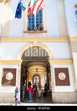 PAVIA, Italien - 22. FEBRUAR 2019: Studenten im Tor der Zentralen Gebäude der Universität von Pavia (UNIPV, Università degli Studi di Pavia, Alma Ticinensis Uni Stockfoto