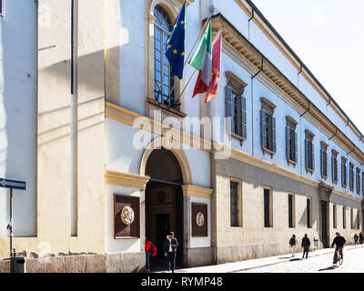 PAVIA, Italien - 22. FEBRUAR 2019: Studenten in der Nähe der zentralen Universität von Pavia (UNIPV, Università degli Studi di Pavia, Alma Ticinensis Universität Stockfoto