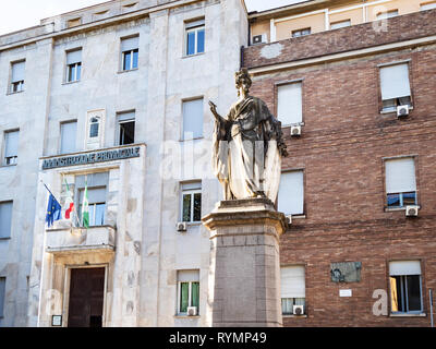 PAVIA, Italien - 22. FEBRUAR 2019: Statue von Italien (Statua dell'Italia) vor der provinziellen Verwaltungsgebäude in Pavia Stadt. Die Statue wurde er Stockfoto