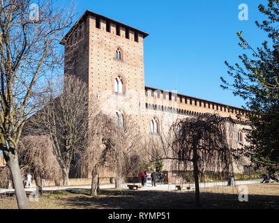 PAVIA, Italien - 22. FEBRUAR 2019: Touristen in der Nähe von Castello Visconteo (Schloss Visconti) in Pavia Stadt im Frühling. Die Festung wurde im Jahre 1360 von Galeazzo gebaut Ich Stockfoto