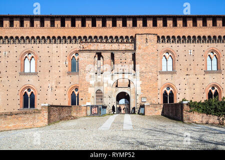 PAVIA, Italien - 22. FEBRUAR 2019: Besucher im Eingang zum Castello Visconteo (Schloss Visconti) in Pavia Stadt. Die Festung wurde im Jahre 1360 von Galeazzo gebaut Ich Stockfoto