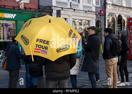 Gratis Tour Guide mit Touristen auf der Rota Meile in der New Town von Edinburgh, Schottland, Großbritannien Stockfoto