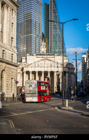 Mit dem Bus, vorbei am Royal Exchange, London, England, Großbritannien Stockfoto