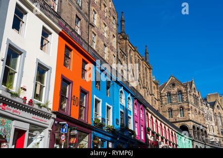 Farbenfrohe Gebäude am historischen Victoria Street in der Altstadt von Edinburgh, Schottland, Großbritannien Stockfoto