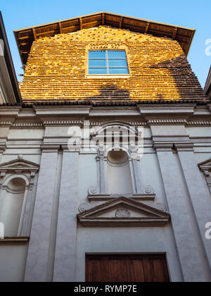 PAVIA, Italien - 22. FEBRUAR 2019: Fassade von ex-Kirche Chiesa San Giuseppe mit Apartment Haus oben auf Straße Via Jacopo Bossolaro in Pavia Stadt, Lo Stockfoto