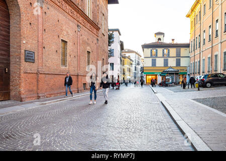 PAVIA, Italien - 22. FEBRUAR 2019: Menschen gehen auf der Piazza Tribunale der Straße Corso Cavour in Pavia in Abend. Pavia ist die Stadt in der Lombardei, die Stadt war Stockfoto