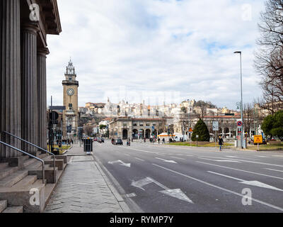 BERGAMO, Italien - 23. FEBRUAR 2019: die Menschen in der Nähe des Porta Nuova und Anzeigen von Largo Gianandrea Gavazzeni und Torre dei Caduti (Turm der Gefallenen) Unten Stockfoto