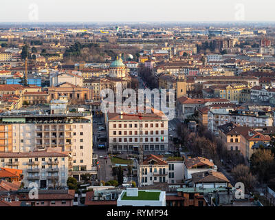 BERGAMO, Italien - 23. FEBRUAR 2019: oberhalb der unteren Stadt (Citta Bassa) mit Straße Viale Vittorio Emanuele II. bis zum Bahnhof und Flughafen fr Stockfoto