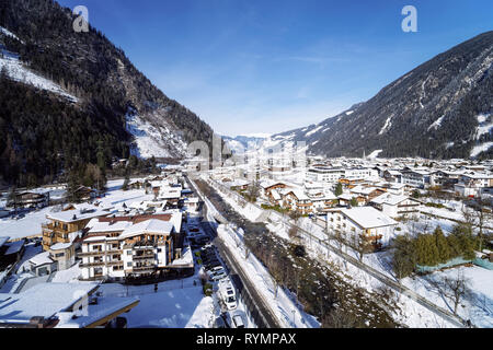 Landschaft von Zillertal in Mayrhofen in Tirol. Österreich im Winter in den Alpen. Häuser und Fluss im Alpine Berge mit Schnee. Blauer Himmel und weiße sl Stockfoto