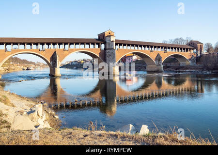 Reise nach Italien - Blick auf Ponte Coperto (überdachte Brücke, Ponte Vecchio, Alte Brücke), Ziegel und Stein Bogen Brücke über Ticino in Pavia Stadt, Lomb Stockfoto