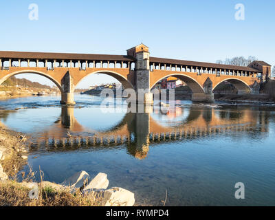 Reisen nach Italien - Ponte Coperto (überdachte Brücke, Ponte Vecchio, Alte Brücke), Ziegel und Stein Bogen Brücke über Ticino in Pavia Stadt, Lombardei in Stockfoto