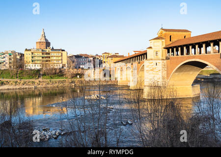 Reise nach Italien - Panoramablick von Pavia Stadt mit Ponte Coperto (Brücke, Ponte Vecchio, Alte Brücke) über den Ticino und Dom in Stockfoto