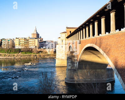 Reise nach Italien - Bogen von Ponte Coperto (Brücke, Ponte Vecchio, Alte Brücke) über den Ticino und Anzeigen von Pavia stadt mit Dom in s Stockfoto