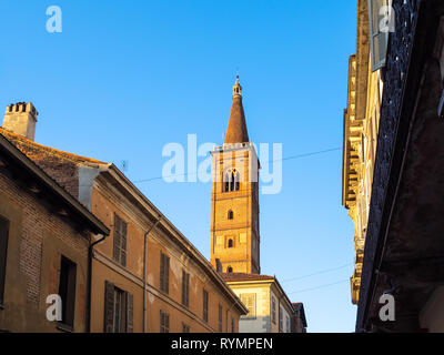 Reise nach Italien - Wohnungen Häuser und Glocke im Glockenturm der Kirche Chiesa di Santa Maria del Carmine auf der Straße Via XX Settembre in Pavia Stadt, Lombardei Stockfoto