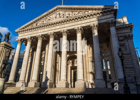 Die neo-klassische Fassade des Royal Exchange Gebäude, das im 19. Jahrhundert erbaut, City of London, England, Großbritannien Stockfoto