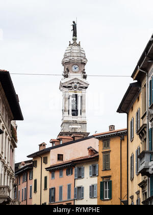 Reisen nach Italien - Glockenturm der Basilika Sant'Alessandro in Colonna über Häuser im unteren Turm (Citta Bassa) Stadt Bergamo, Lombardei Stockfoto