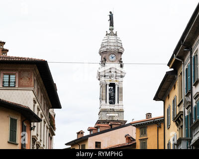 Reisen nach Italien - Glockenturm der Basilika Sant'Alessandro in Colonna in Wohnhäusern im unteren Turm (Citta Bassa) Stadt Bergamo, Lombardei Stockfoto