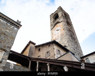 Reisen nach Italien - Campanone (Torre Civica) Glockenturm über Palazzo del Podesta auf der Piazza Vecchia Square in Citta Alta (Oberstadt) von Bergamo Stadt, Lo Stockfoto