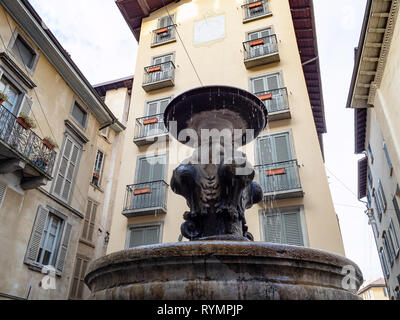 Reisen nach Italien - Brunnen Fontana del Gombito (Fontana di San Pancrazio) und mittelalterlichen Häusern auf die Straße Via Gombito in Citta Alta (obere Abschleppen Stockfoto