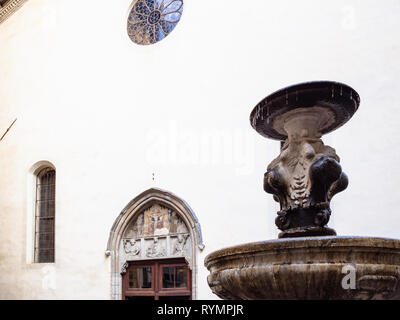 Reisen nach Italien - Brunnen Fontana del Gombito (Fontana di San Pancrazio) in der Nähe von Chiesa di San Pancrazio auf Straße Via Gombito in Citta Alta (Upp Stockfoto