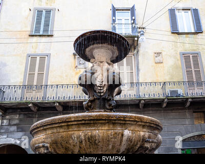 Reisen nach Italien - Brunnen Fontana del Gombito (Fontana di San Pancrazio) vor der mittelalterlichen Haus auf der Straße Via Gombito in Citta Alta (Oberstadt) Stockfoto