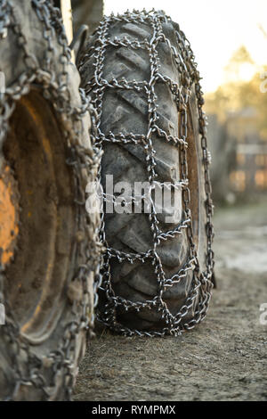 Foto Detail mit Schneegummireifenketten auf großen LKW-Rad Stockfoto