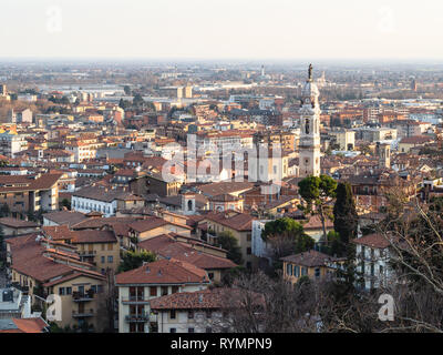 Reise nach Italien - vor Ansicht des unteren Stadt (Citta Bassa) mit Glockenturm der Basilika Sant'Alessandro in Colonna von Porta San Giacomo Tor in Berg Stockfoto