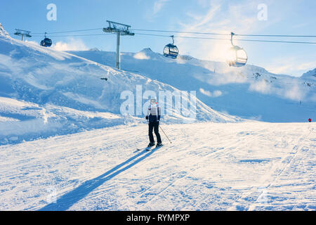 Mann Skifahrer im Skigebiet Hintertuxer Gletscher im Zillertal in Tirol. Lifte für den Hintergrund. Österreich im Winter in den Alpen. Person am Hintertuxer Gletscher Stockfoto