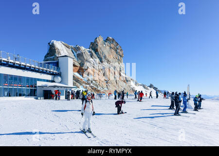 Skifahrer im Skigebiet Hintertuxer Gletscher im Zillertal, Tirol. Österreich im Winter in den Alpen. Männer und Frauen bei Alpine Berge mit Schnee. Hintertuxer Stockfoto