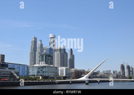 Buenos Aires Brücke früh am Morgen. Weiße Brücke gegen die Stadt Blick auf die Gebäude in Buenos Aires. Früh am Morgen Bild des Stadtlebens Stockfoto