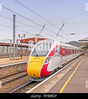 Die neue Azuma Zug der LNER, neben einer Plattform an der York entfernt. Seine klaren Linien und Bullet-förmige Nase, es sich um ein futuristisches Aussehen. Stockfoto