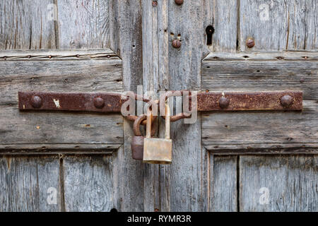 Vorhängeschloss auf alte Holztür Stockfoto