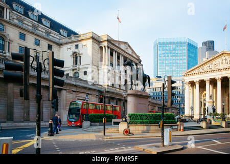 Royal Exchange Börse Gebäude und die Bank von England Architektur in der Financial Street in London City in Großbritannien. Stadtbild mit quadratischen und Herzog Welling Stockfoto