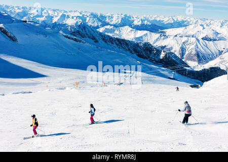 Frauen Skifahrer im Skigebiet Hintertuxer Gletscher im Zillertal in Tirol. Österreich im Winter in den Alpen. Person im Alpine Berge mit Schnee. Downhill Spaß. Blu Stockfoto